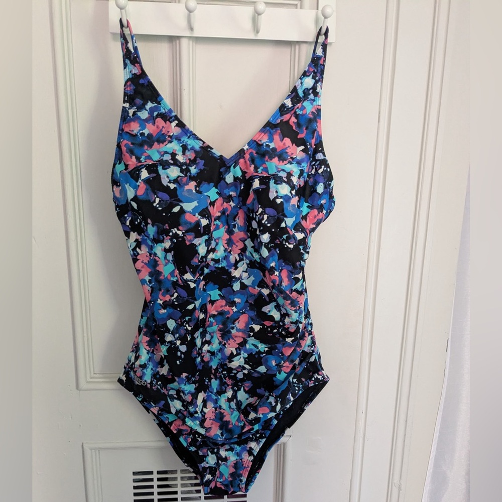 Like-new Speedo One Piece Swimsuit, size 10